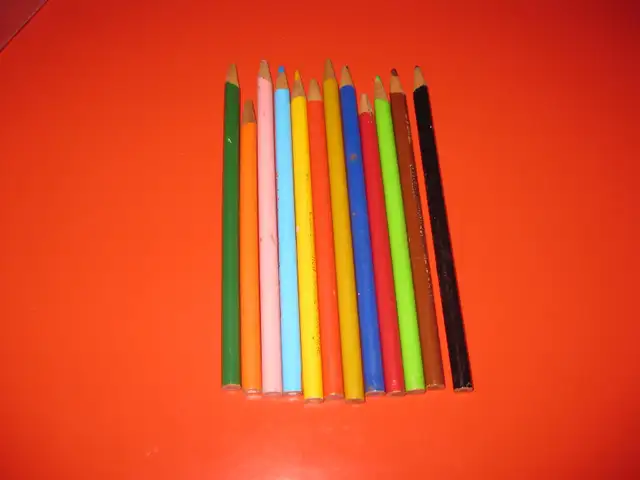 LUMBER CRAYONS - CRAYONS POUR LE BOIS JAUNE in Arts & Collectibles in Laval / North Shore - Image 8