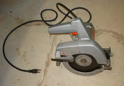 Very solid and well-built Black and Decker 7.25" circular saw. Model 7301. 9A. 4900 RPM. Type 2. Goo...
