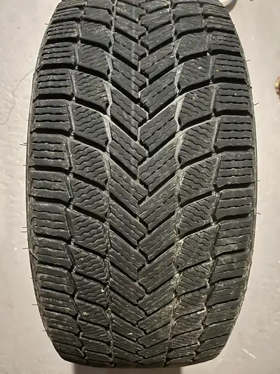 This Michelin 235/40 R19 winter tires offers superior traction and handling in cold weather conditio...