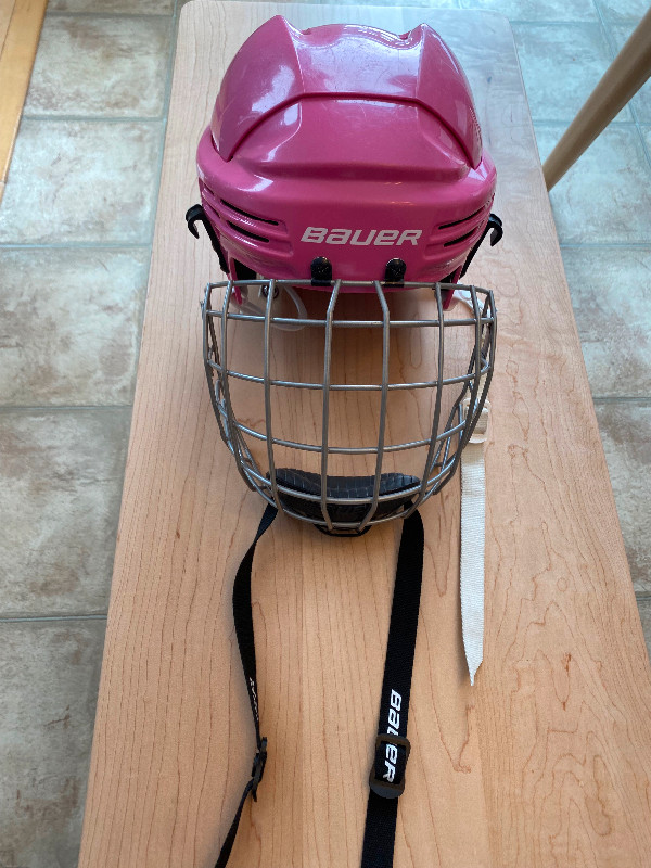 Bauer helmet for ice skating size small for children in Hockey in Gatineau