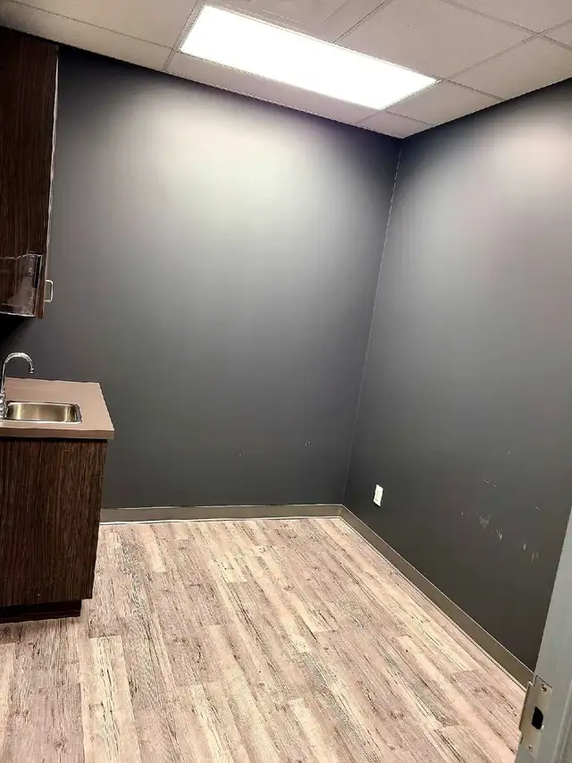 medical office available for rent $3400 in Commercial & Office Space for Rent in Oakville / Halton Region - Image 10