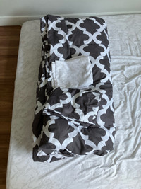 Queen comforter with matching 2 pillow cases
