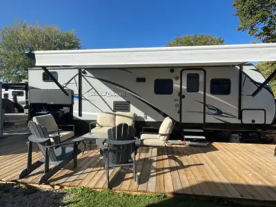2020 Shadow Cruiser 280QBS in excellent condition. 2bdrms (separate bunk house and master) with full...