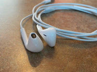Apple EarPods - Earphones - very nice condition. Genuine apple.
