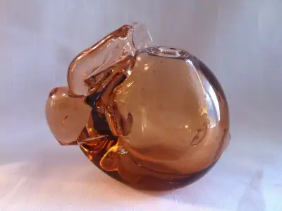 A NICE VINTAGE MURANO GLASS RABBIT WHICH I BELIEVE CAN BE USED AS AN OIL LAMP. IT IS IN PERFECT COND...