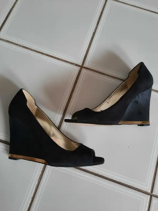 Lady's Shoes Black Size 8 in Women's - Shoes in Mississauga / Peel Region - Image 2