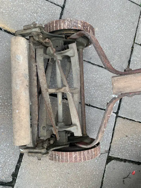 Tondeuse antique manuelle in Lawnmowers & Leaf Blowers in Longueuil / South Shore - Image 4