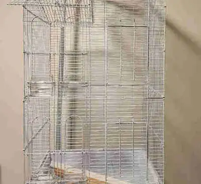 Cage sur pied tres propre pour 50$ appeler Johanne 450 504 1500 merci 20 pouces de largeur 15 pouces...