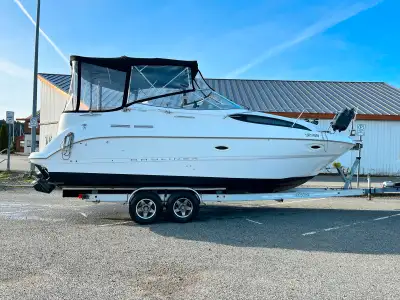 Extremely clean and well maintained 2001, 2655 Bayliner Ciera. Comes with like new, 7ft Stryker ding...