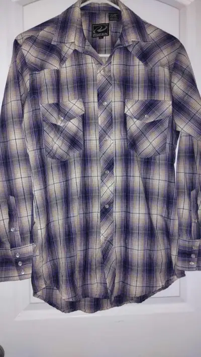 Very nice quality men's Roper plaid western shirt as shown. Classic style snap closures. Shirt was w...