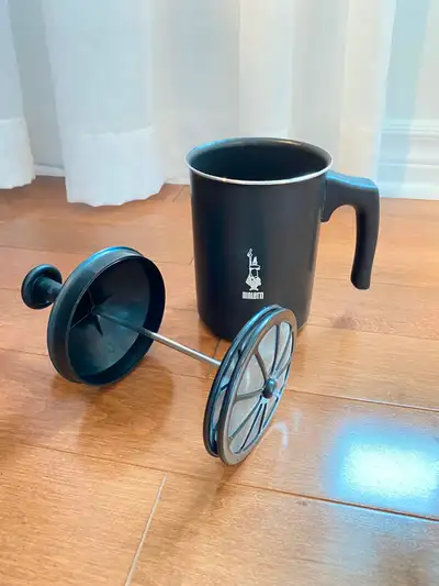 Bialetti Tutto Crema Mousseur à lait manuel. Convient pour une utilisation sur les plaques de cuisso...