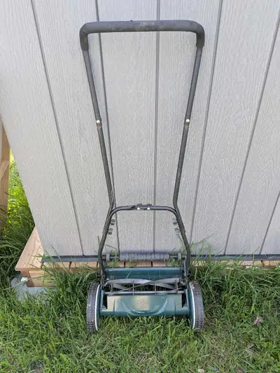 Get your lawn looking sharp with this Yardworks push reel mower. It's a simple, eco-friendly way to...