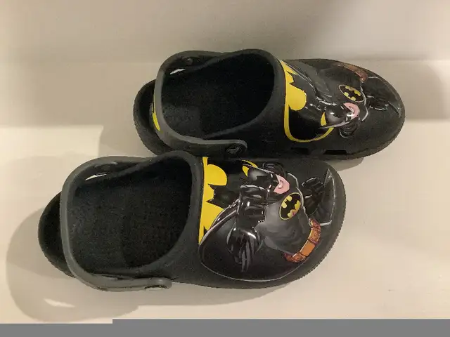 Crocs pour garçon (taille. 2) in Kids & Youth in Longueuil / South Shore - Image 6