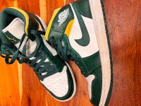 Souliers Jordan 1 mid sonics