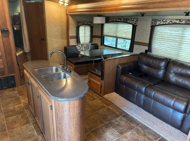 2015 28BH sunset trail by crossroads in Travel Trailers & Campers in Medicine Hat - Image 4
