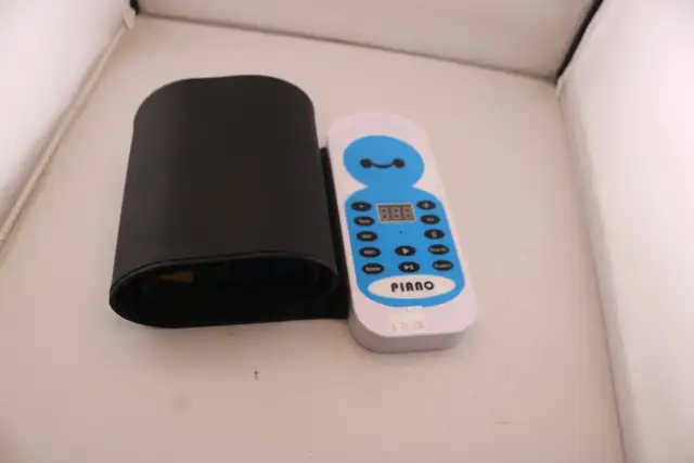 49-Key Roll-Up Piano Keyboard, Portable Rechargeable (#41826-1) in Pianos & Keyboards in City of Halifax - Image 7