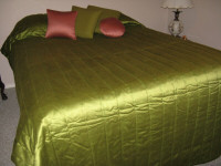 REDUCED ~ QUILTED BEDSPREAD ~ INCLUDING THROW PILLOWS