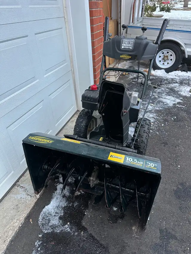 MTD Yardworks 30” / 10.5 HP Snowblower in Snowblowers in Oakville / Halton Region - Image 3