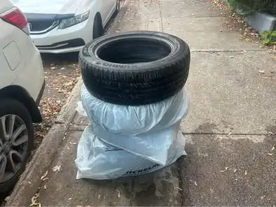 Ensemble de 4 pneus d’été originaux Marque : Kumho Crugen Premium Grandeur : 225/55 R18 98H DOT : 23...