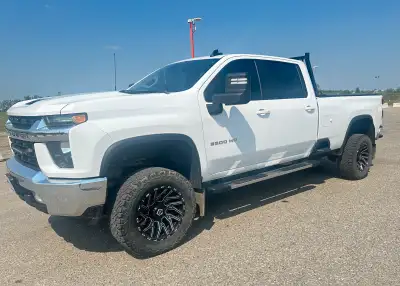 2022 3500HD LT Silverado 6.6L V8 Turbo Diesel 108,000 km. No accidents. Summit White, Jet Black Leat...