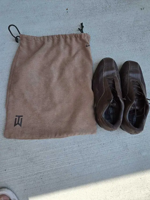 Nike tiger woods 9 .5 golf shoes  in Golf in St. Catharines - Image 3