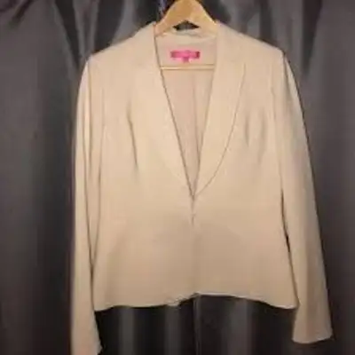 Size 6, Colour Ivory Fully lined Figure flattering, fitted back and front BNWT Never Worn Pick up ne...