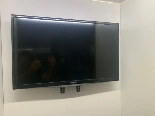 Television samsung avec support mural in TVs in Laval / North Shore - Image 2