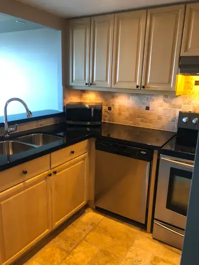 Stunning 1 bedroom + Den condo in highly desirable neighbourhood of Avenue rd and Wilson.This bright...
