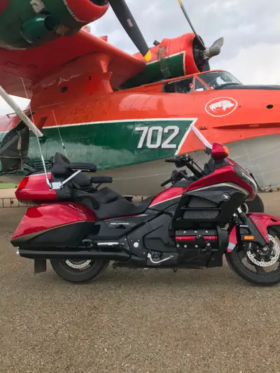 Beautiful bike, lots extra after market parts. Turn and brake signal, luggage rack. Foot pegs, hitch...