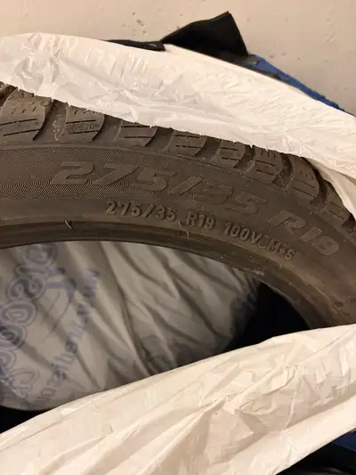 Selling a set of Pirelli Sottozero 3 winter tires, size rear tires 275/35R19 100V M+S, front tires 2...