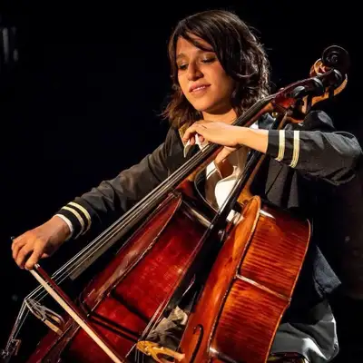 ———————- English bellow—————- Je suis diplômée des hautes écoles de musique, universités de Suisse (...
