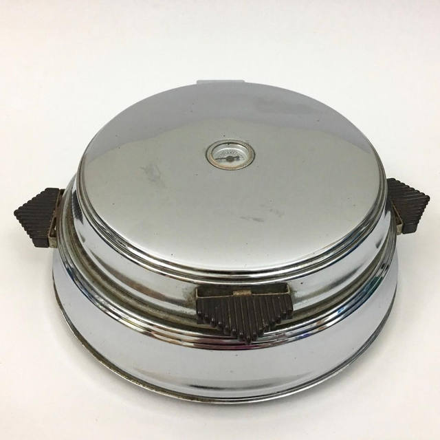 Vintage, Collectible BERSTED Electric Waffle Iron early 1950's in Arts & Collectibles in Markham / York Region - Image 2