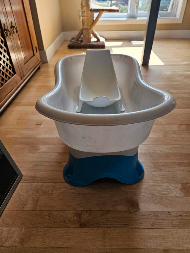 Baby bathtub with infant insert in Other in Calgary - Image 2