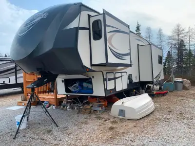 PRICE REDUCED!!! For Sale: 2017 fifth wheel Hemisphere Camper in great condition.3 slides, Queen bed...