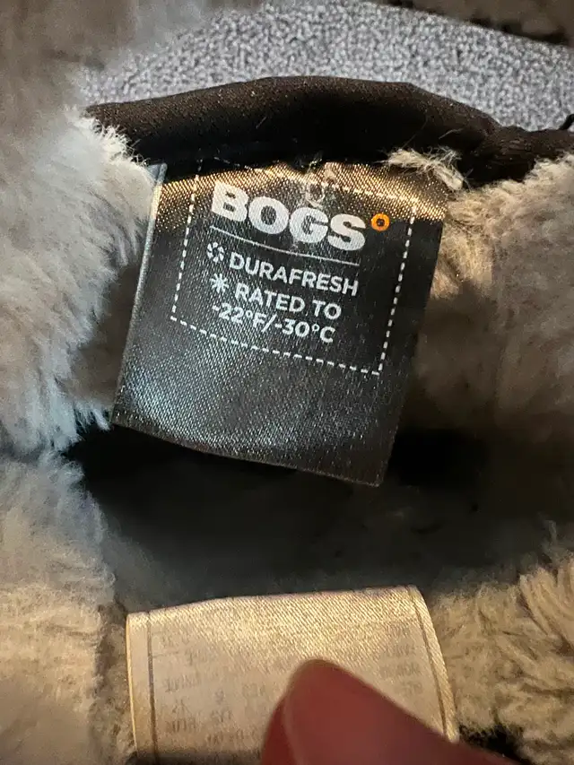 BOGS girls winter boots sz 6-7, waterproof great insulation in Kids & Youth in City of Toronto - Image 5