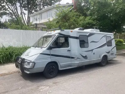 Campeur Winnebago LeSharo 1990 Pour toute question demandé Alain 2 places Pneus neufs Rack a velo Fr...