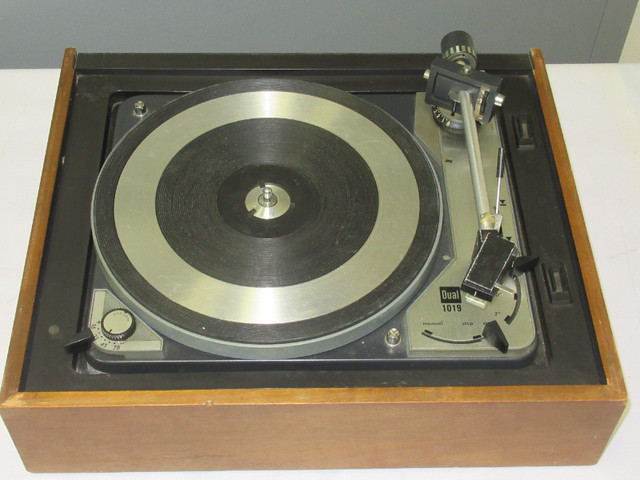 DUAL 1019 Vintage Turntable Record player with shure cartridge in Stereo Systems & Home Theatre in City of Toronto - Image 2