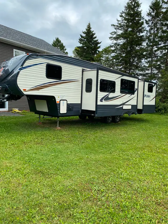32'Fifth Wheel Camper For Sale in Travel Trailers & Campers in Charlottetown - Image 3