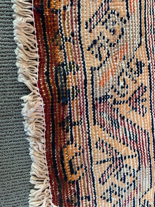 Vintage hand woven Persian rug in excellent condition in Rugs, Carpets & Runners in Lethbridge - Image 3