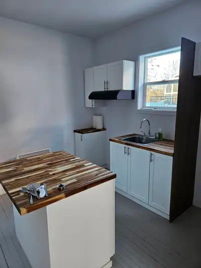 4 ½ à louer – Shawinigan (Grand-Mère) 4 ½ sur 2 étages situé au 98, 7e Avenue, Grand-Mère, avec cour...