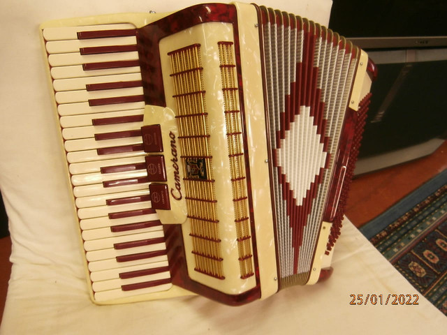 Camerano L 598/91 piano accordion 120 bass 1970-1980 in Pianos & Keyboards in Stratford - Image 4