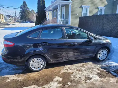 Ford Fiesta, 2015 ,Noir, transmission Manuel, 185 000 Véhicule en bonne condition Clutch changé il y...