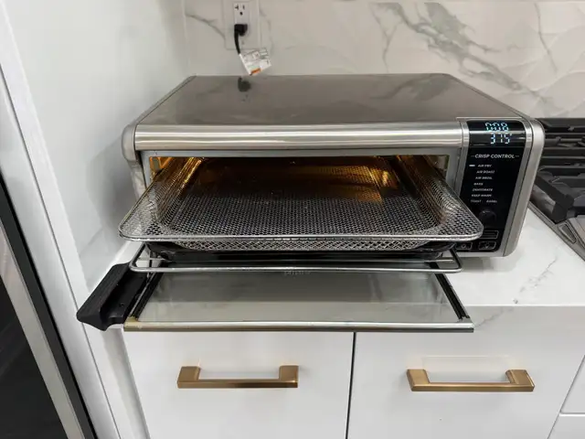 3 Month Old Ninja Foodi 8-in-1 Digital Air Fry Oven in Toasters & Toaster Ovens in Mississauga / Peel Region - Image 3