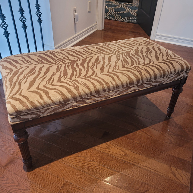 Bench with solid wood legs  in Couches & Futons in Oakville / Halton Region - Image 2