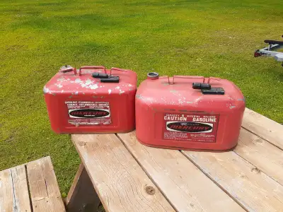 Priced as a pair of good marine Merury tanks, as you can see one is missing the vented fuel cap. Loc...