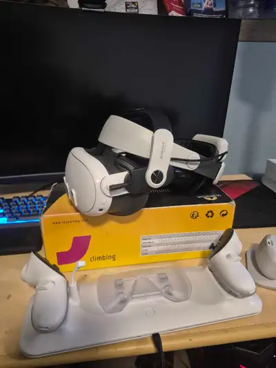 Meta Quest 3 128 gb headset, which comes fully equipped with a BOBOVR battery strap and a convenient...