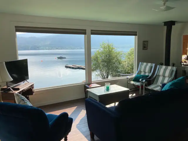 Modern Vintage Lakefront Huge Beach and Private Dock in British Columbia in Canada - Image 4