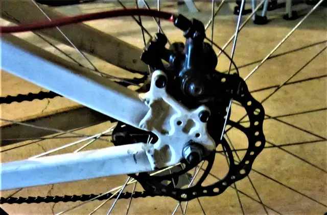 Silver Mountain Bike. Dual disc brakes in Mountain in City of Toronto - Image 2