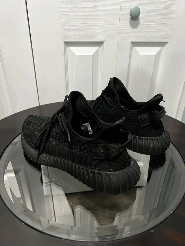ADIDAS YEEZY BOOST 350 V2ONYX Sz 9,5 Man in Men's Shoes in Cape Breton - Image 6