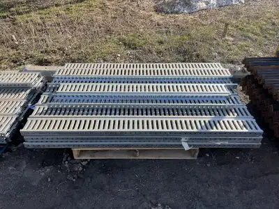 Rampe en acier galvanisé. 6" de largeur. 2" d’épaisseur. 6 pieds de longueur: 20$/ch. Matériaux et s...